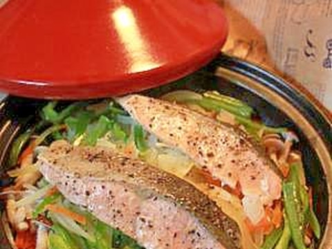 タジン鍋で野菜たっぷり鮭の蒸し焼き